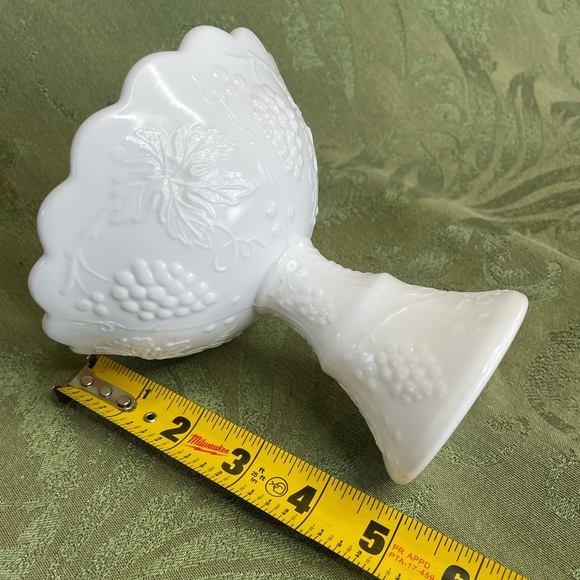 Milk glass vintage candy dish. Grapes and vine on cup and pedestal. - Picture 8 of 8